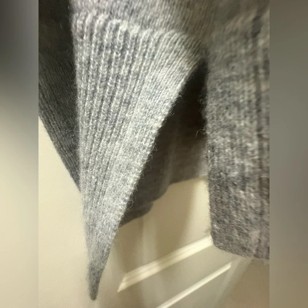 Tahari Light Gray cashmere like new V-Neck split tail Sweater XL - Picture 3 of 4